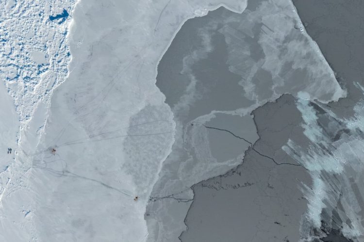 Robert Kautuk, Sikut (different layers of ice) [ Sikut, (différentes couches de glace)], 2018, photographie (image réalisée par drone), caisson lumineux, 62,76 x 111,76 cm. Avec l’aimable autorisation de l’artiste.| ᕌᐳᑦ ᑲᐅᑕᖅ, Sikut (different layers of ice) [ᓯᑯᑦ (ᐊᔾᔨᒌᖏᑦᑐᑦ ᖃᓕᕇᑦ)], 2018. ᖃᖓᑦᑕᖅᑎᒋᐊᓕᒃᑯᑦ ᐊᔾᔨᓕᐅᖅᓯᒪᔪᖅ, ᖃᐅᒻᒥᓯᒪᔪᖅ ᑭᑉᐹᕆᒃᑐᒧᑦ. 62.76 x 111.76 cm. ᑐᓂᓯᔪᖅ ᓴᓇᔪᕕᓂᖅ ᑖᒃᑯᓂᖓ