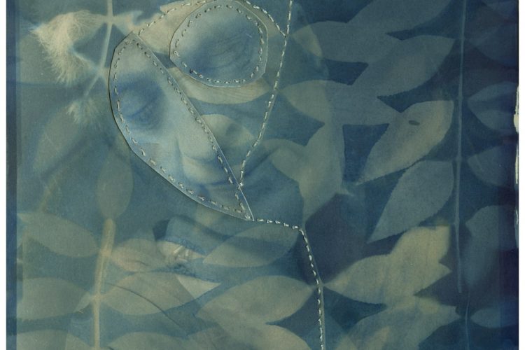 Ruth Steinberg, Sans titre, 2023, cyanotype d’images superposées sur papier Strathmere et points de couture à la main, gracieuseté de l’artiste