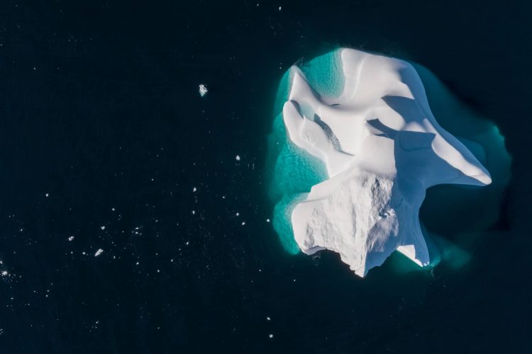 Robert Kautuk, Ice Break (instead of Iceberg), 2020, Photograph (drone image), light box, 149.25 x 111.76 cm. Courtesy of the Artist | ᕌᐳᑦ ᑲᐅᑕᖅ
ᓯᑯᐃᔭᓕᖅᑎᓪᓗᒍ (ᐱᖃᓗᔭᐅᖏᑦᑐᖅ)
2020
ᐊᔾᔨᓐᖑᐊᖅ (ᐊᔾᔨᓕᐅᖅᑕᐅᓯᒪᔪᖅ ᖃᖓᑕᔪᓐᓇᖅᑐᒃᑯᑦ ᐊᔾᔨᓕᐅᕈᑎᒧᑦ), ᐊᔾᔨᓐᖑᐊᖅ ᑐᓄᐊᓂᑦ ᖃᐅᒻᒥᓯᒪᔪᖅ
149.25 x 111.76 cm
ᑐᓂᓯᔪᖅ ᓴᓇᓚᐅᖅᑐᑦ ᑕᑯᒃᓴᐅᔪᒃᓴᓂᒃ