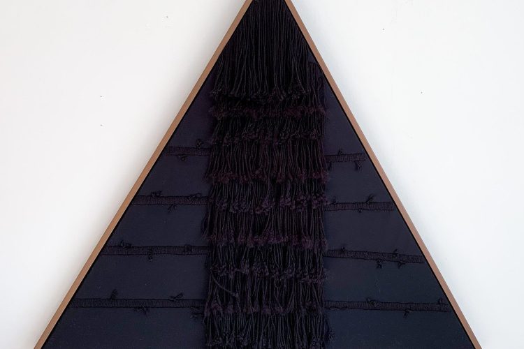 Claudia Gutierrez, Rapacejo, 2021, fil de laine et d'acrylique brodé à la main sur du coton noir, 101,6 x 101,6 cm, prix d’achat: $2,540, prix de location (par mois): $127