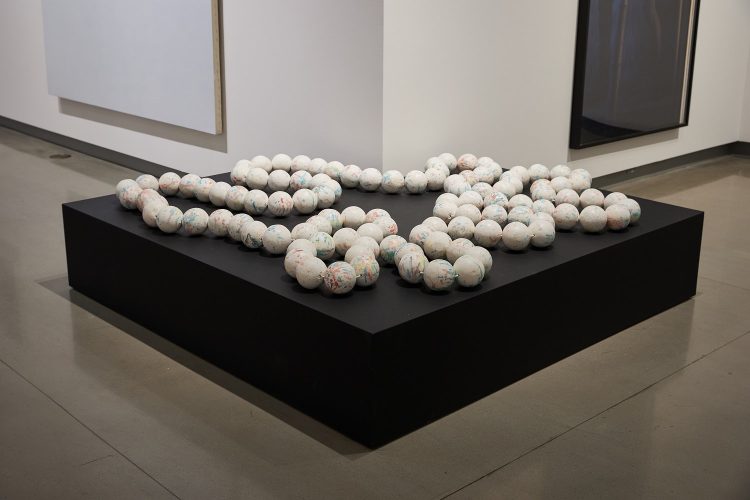 Deborah Margo, Necklace [Collier], 2023, boules en sucre et ficelle. Avec l’autorisation de l’artiste. Photo : Rémi Thériault.