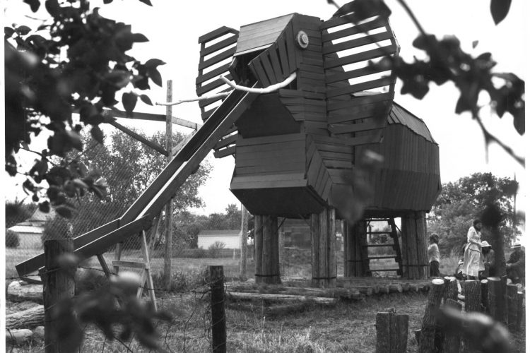 Russell Yuristy, Elephant, 1972, Creative Playground Workshop, wood piles and logs, paint, 6.1 x 3.1 x 9.1 m, former Location : Silton, SK, dates installed: 1971 – 2005, image : Eberhard E. Otto / Artscanada, courtesy of the Dunlop Art Gallery