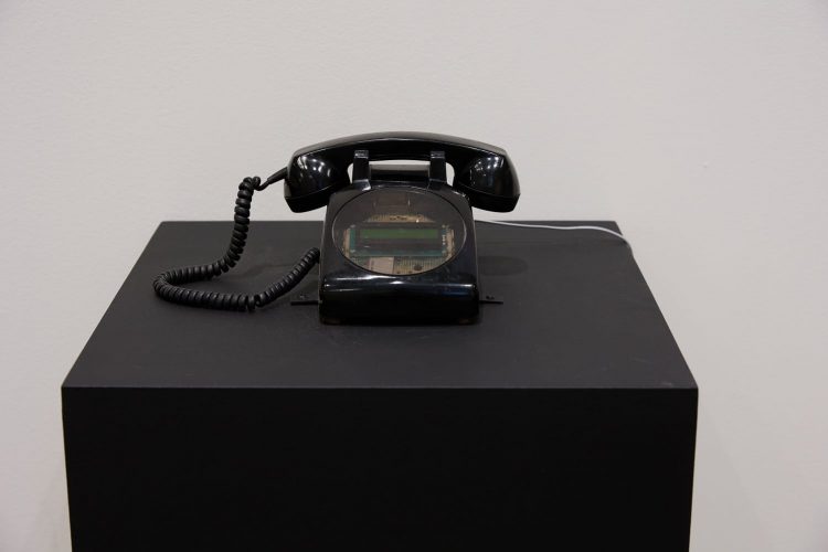 Germaine Koh, Call [Appel], 2006, téléphone ancien modifié avec un microcontrôleur programmable et des circuits personnalisés. Collection de la Simon Fraser University Art Gallery. Photo : Rémi Thériault.