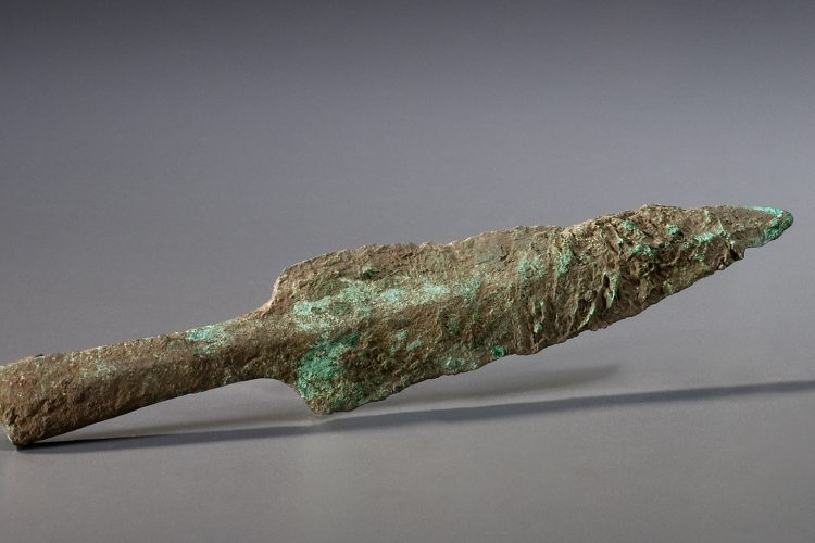 Inconnu, Anwi nabahigan [pointe de lance], v. 4000 AEC, ozawabik [cuivre natif]. Collection du Musée canadien de l’histoire, BkGg-11-1049, IMG2008-0583-0005-Dm.