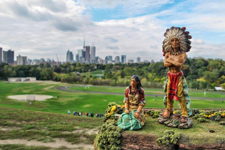 Jeff Thomas, Indian Father and Daughter, Riverdale Park, Toronto [Père et fille indiens, parc Riverdale, Toronto], 2009, tirage à impression pigmentaire sur papier d’archive. Avec l’autorisation de l’artiste.