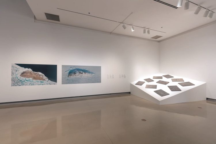Installation view, Dark Ice: Leslie Reid and Robert Kautuk | ᐃᓕᔭᐅᑎᓪᓗᒍ ᑕᑯᒃᓴᐅᓂᖓ, ᓯᑯ ᕿᕐᓂᖅᓯᓯᒪᔪᖅ: ᓕᐊᔅᓕ ᕇᑦ ᐊᒻᒪ ᕌᕗᑦ ᑲᐅᑐᖅ