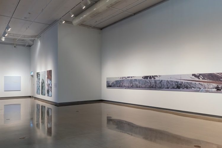 Vue de l’installation de l’exposition Glaces obscures : Leslie Reid et Robert Kautuk. | ᐃᓕᔭᐅᑎᓪᓗᒍ ᑕᑯᒃᓴᐅᓂᖓ, ᓯᑯ ᕿᕐᓂᖅᓯᓯᒪᔪᖅ: ᓕᐊᔅᓕ ᕇᑦ ᐊᒻᒪ ᕌᕗᑦ ᑲᐅᑐᖅ