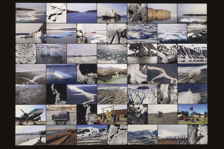 By Land, Sea and Air [Sur terre, sur mer et dans les airs], 2022, projection en mosaïque d’images numériques, 204,47 x 274.32 cm, photographie aérienne d’archives noir et blanc : photothèque nationale de l’air, photographies cartographiques du Yukon et du Haut-Arctique, 1948 – 1959, photographies couleur : Leslie Reid, Yukon, Territoires du Nord-Ouest, Nunavut, Svalbard, 2013 -2018. | By Land, Sea and Air [ᓄᓇᒃᑯᑦ, ᐃᒪᒃᑯᑦ ᐊᒻᒪ ᓯᓚᒃᑯᑦ], 2022 ᖃᕆᑕᐅᔭᒃᑯᑦ ᐱᓕᕆᔭᐅᔪᖅ ᖃᓕᕇᓕᖅᑎᓯᒪᐅᖅᑐᑦ 204.47 x 274.32 cm ᑐᓂᓯᔪᖅ ᓴᓇᔪᕕᓂᖅ ᑖᒃᑯᓂᖓ ᓄᐊᑦᑎᕕᖕᒥ ᐊᔾᔨᓐᖑᐊᑐᖃᕐᓂᒃ ᖃᖓᑕᓲᒃᑯᑦ ᐊᔾᔨᓕᐅᖅᑕᐅᓂᑯᑦ ᑲᓚᖃᖏᑦᑐᑦ: ᑲᓇᑕᒥ ᖃᖓᑕᓲᒃᑯᑦ ᐊᔾᔨᓕᐊᕕᓂᕐᓄᑦ ᓄᐊᑦᑎᕕᒃ, ᔪᑳᓐ ᐊᒻᒪ ᖁᑦᓯᒃᑐᖅ ᓄᓇᓐᖑᐊᓕᐅᖅᑕᐅᑎᓪᓗᒍ ᐊᔾᔨᓕᐊᕕᓃᑦ, 1948 – 1959.  ᑲᓚᖃᖅᑐᑦ ᐊᔾᔨᓐᖑᐊᑦ: ᓕᐊᔅᓕ ᕇᑦ ᔪᑳᓐ, ᓄᓇᑦᑎᐊᖅ, ᓄᓇᕗᑦ, Svalbard, 2013 – 2018.