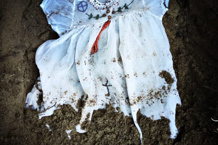 Jobena Petonoquot, Resilient Repugnance: Buried dress [Résiliente aversion : robe inhumée], 2018, photographie (élément d’un triptyque), 76,2 x 76,2 cm. Avec l’aimable autorisation de l’artiste.
