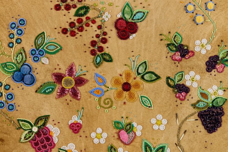 Stephanie Tenasco, Kìwàbandamogoban “he/she had seen it long ago, well before my time” (detail), 2026, stretched deer hide, beads, porcupine quills, fish bone, caribou hair, sweetgrass, courtesy of the artist. Stephanie Tenasco, Kìwàbandamogoban “he/she had seen it long ago, well before my time” [Kìwàbandamogoban « il-elle avait vu ça il y a longtemps, bien avant mon temps »] (détail), 2026, peau de cerf tendue, perles, piquants de porc-épic, arêtes de poisson, poils de caribou, foin d’odeur, avec l’autorisation de l’artiste. Photo: Rémi Thériault.