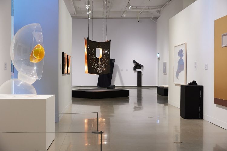 Vue de l’installation Beaux-arts et non-dits, une exposition organisée par Penny Cousineau-Levine et présentée à la Galerie d’art d’Ottawa du 20 avril au 22 septembre 2024. Photo : Rémi Thériault.