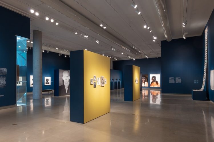 Face à Claude Cahun et Marcel Moore, vue de l'installation, Galerie d'art d'Ottawa, 2020. Photo : Justin Wonnacott