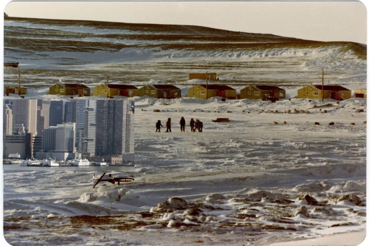 Sandra Hawkins, #06 Ulukhaktok Ocean Hockey and New York City Skyline, 2010 (elements 1981), épreuve giclée, photomontage, 58 cm x 74 cm, 760 $