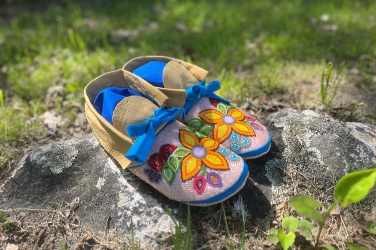 Stephanie Tenasco, Ninìm “I dance”, 2023, beaded moccasins. Courtesy of the artist.