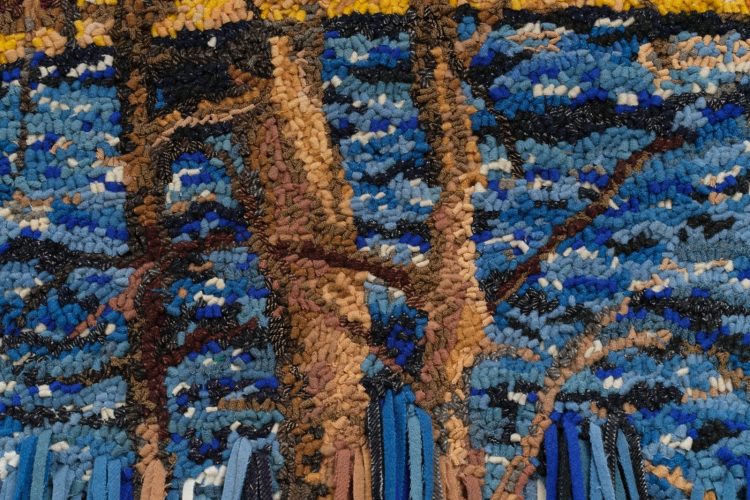 spill (after Tom Thomson’s “The Canoe”) [déversement (d’après « The Canoe » de Tom Thomson)], 2022, couvertures de la Compagnie de la Baie d’Hudson (CBH), jute. Photo : Rachel Topham Photography.